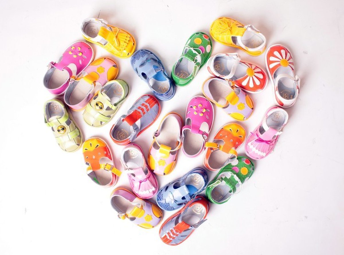 Много детской обуви