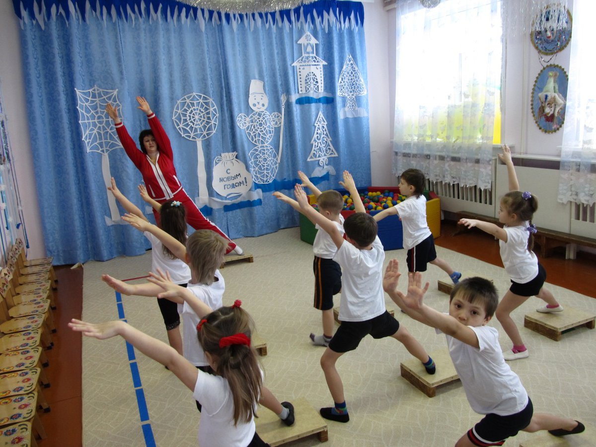 Музыка гимнастика подготовительная группа. Дети на физкультуре в детском саду. Гимнастика в детском саду. Детсад зарядка. Дети на физкультурном занятии.