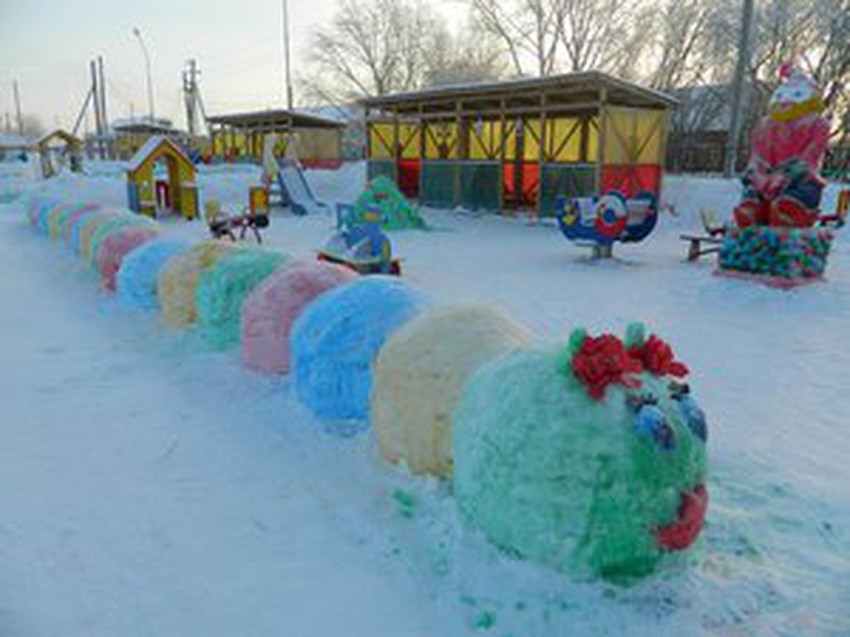 Постройки из снега на участке детского сада фото