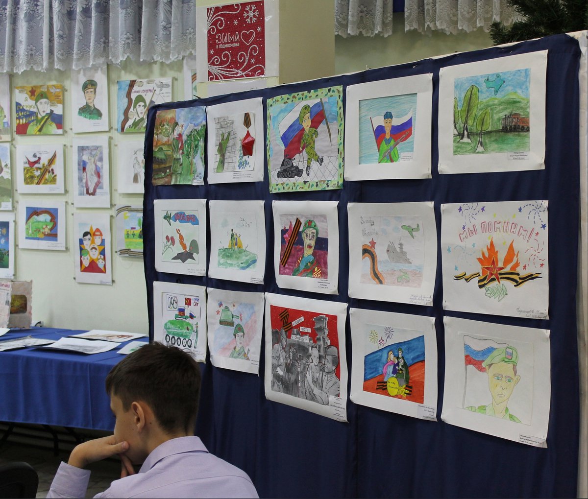 На выставке было 6 рисунков учеников. Конкурс рисунков. Рисунки интересные для выставки. Выставка рисунков школьников. Выставка рисунков мой герой.