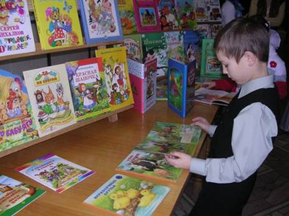 Библиотеки читают сказки. Художественная литература в детском саду. Чтение художественной литературы для детей в детском саду. Выставки иллюстрированных книг в детском саду. Выставка книг в детском саду.