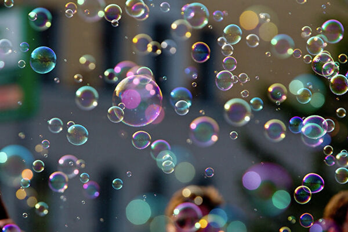 Много мыльных пузырей