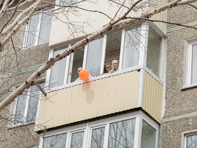 Зинаида Даниловна Бочкарëва смотрит концерт с балкона