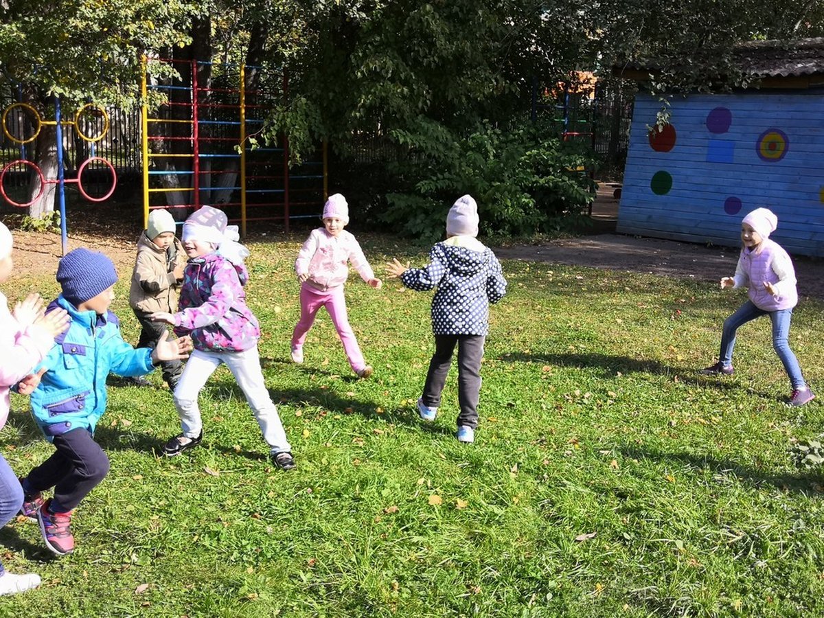 Детский сад подвижные игры на прогулке. Игры на прогулке. Игры для детей на улице. Подвижные игры. Игры на свежем воздухе для детей.