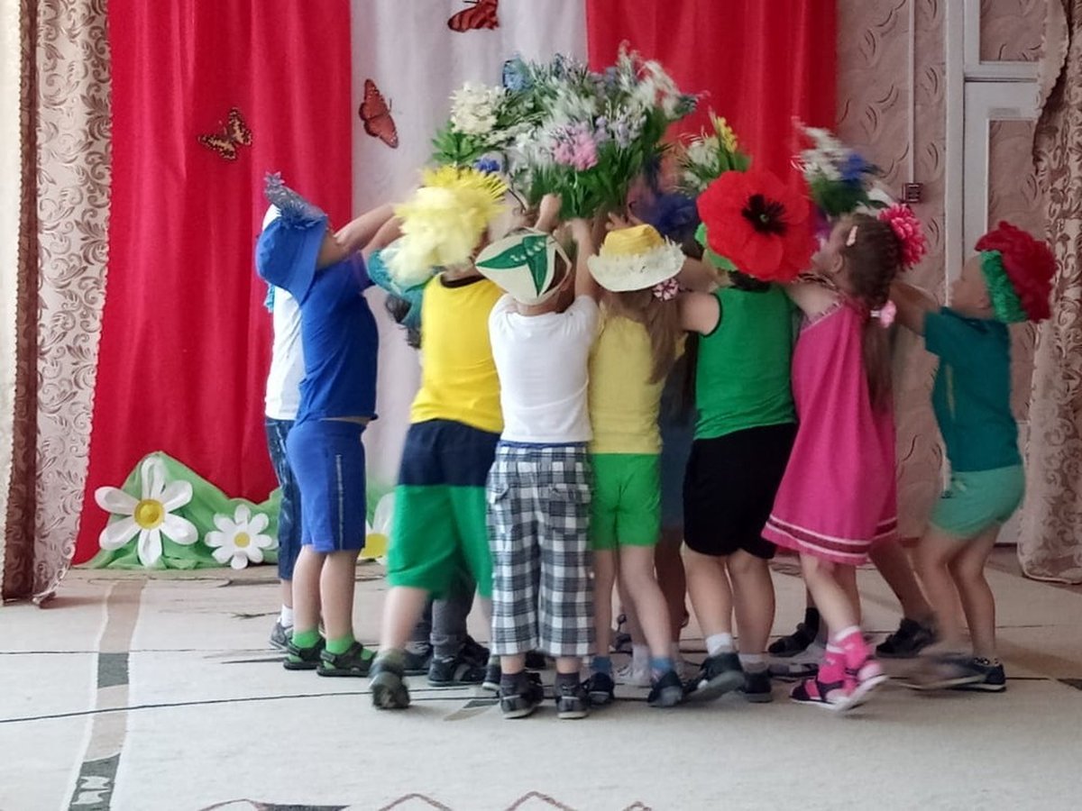 Развлечения в разновозрастной. Конкурс бал цветов в детском саду. Развлечения для разновозрастной группы. Развлечение для малышей бал цветов. Цветочный бал в детском саду.