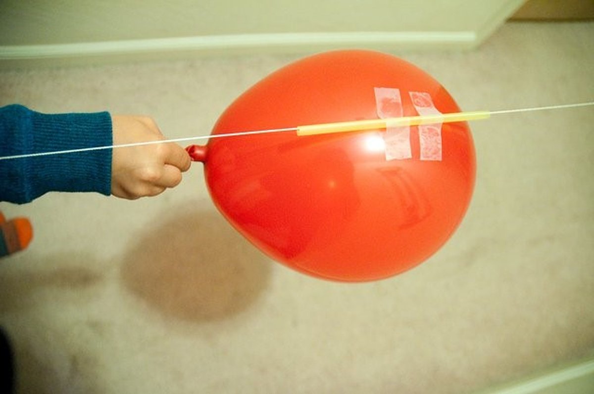 Эксперимент с шарами. Реактивный воздушный шарик. Эксперимент с шариком. Опыты с воздушными шарами. Опыт реактивный воздушный шарик.